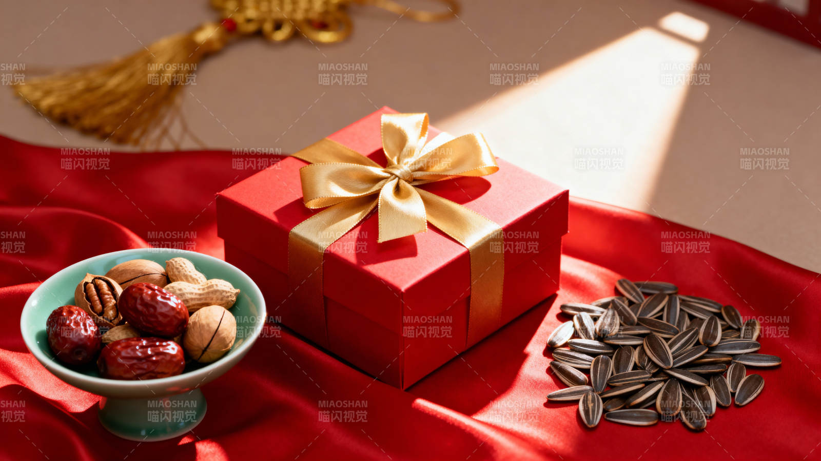 红礼盒与坚果静物图片