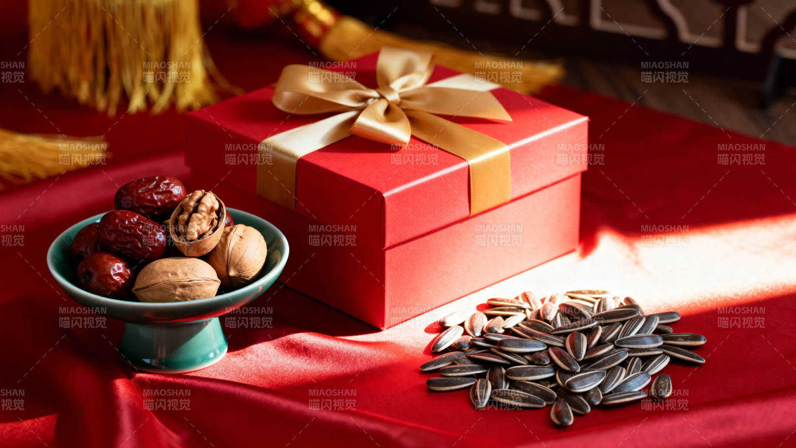 节日礼盒与坚果图片