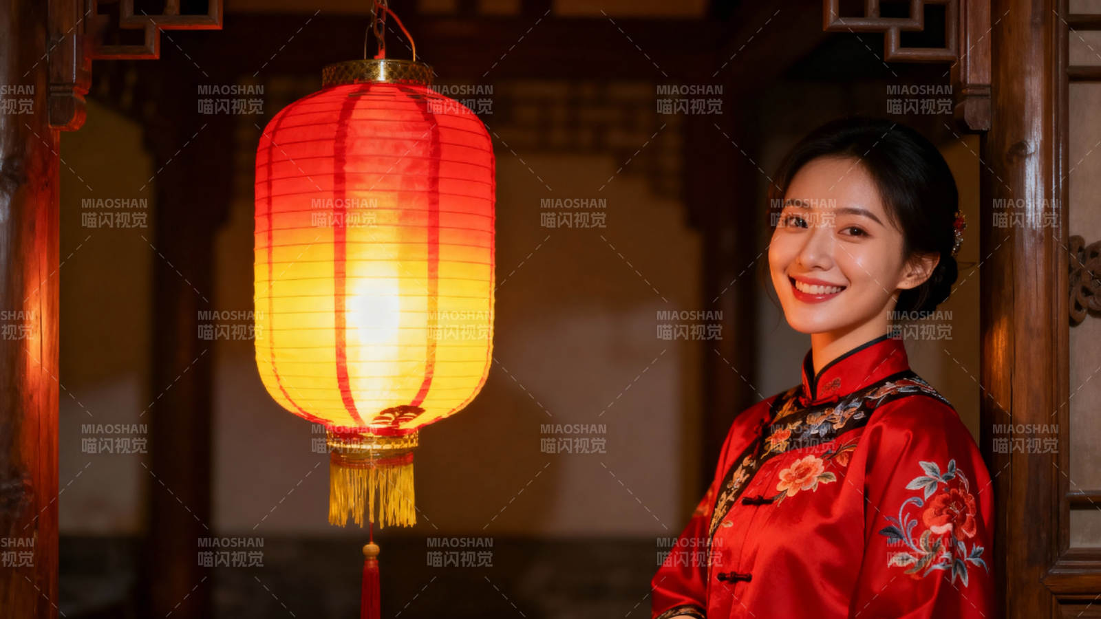 红衣女子与灯笼图片