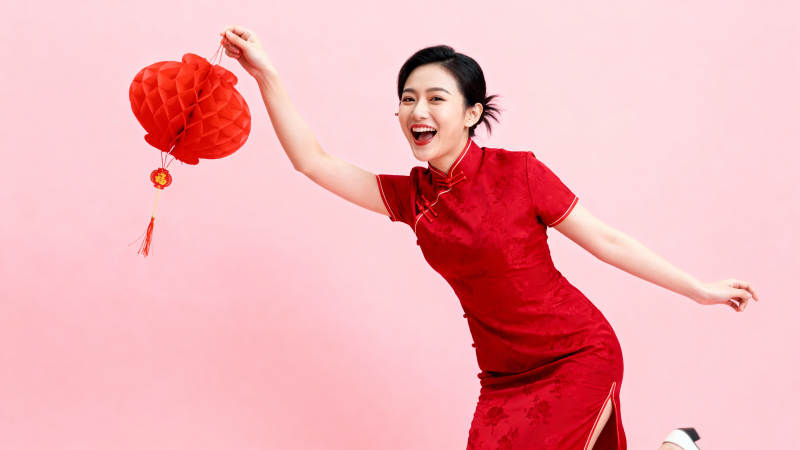 红衣女子舞灯笼图片