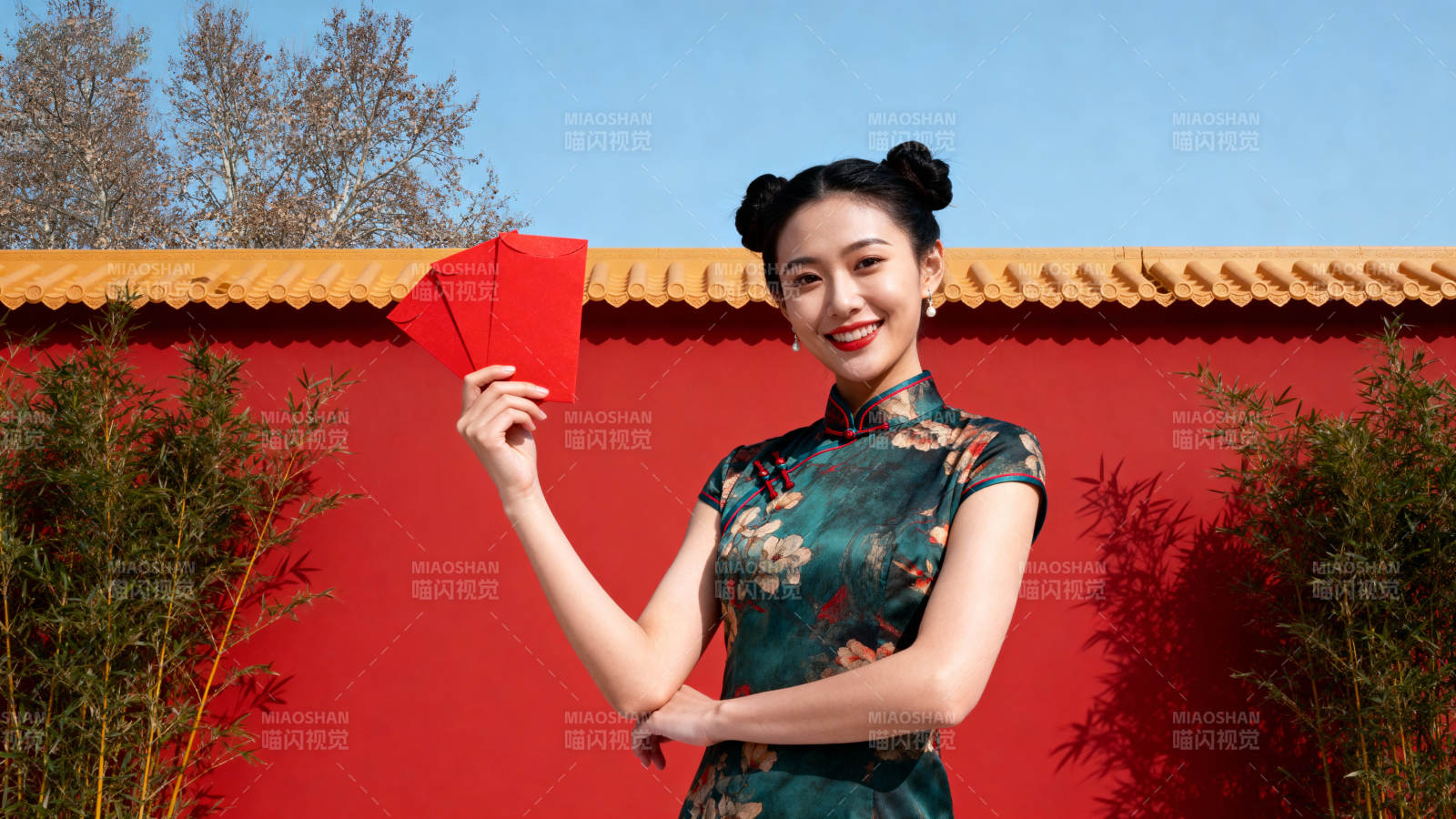 红墙前的旗袍女子图片