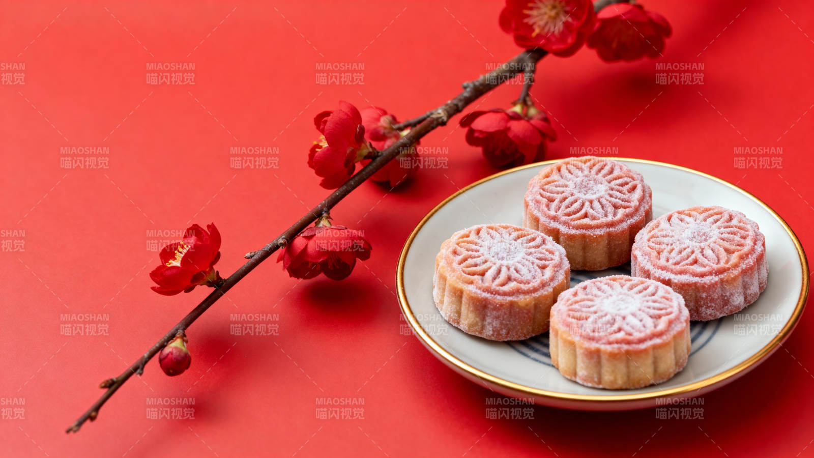 中秋月饼与梅花图片