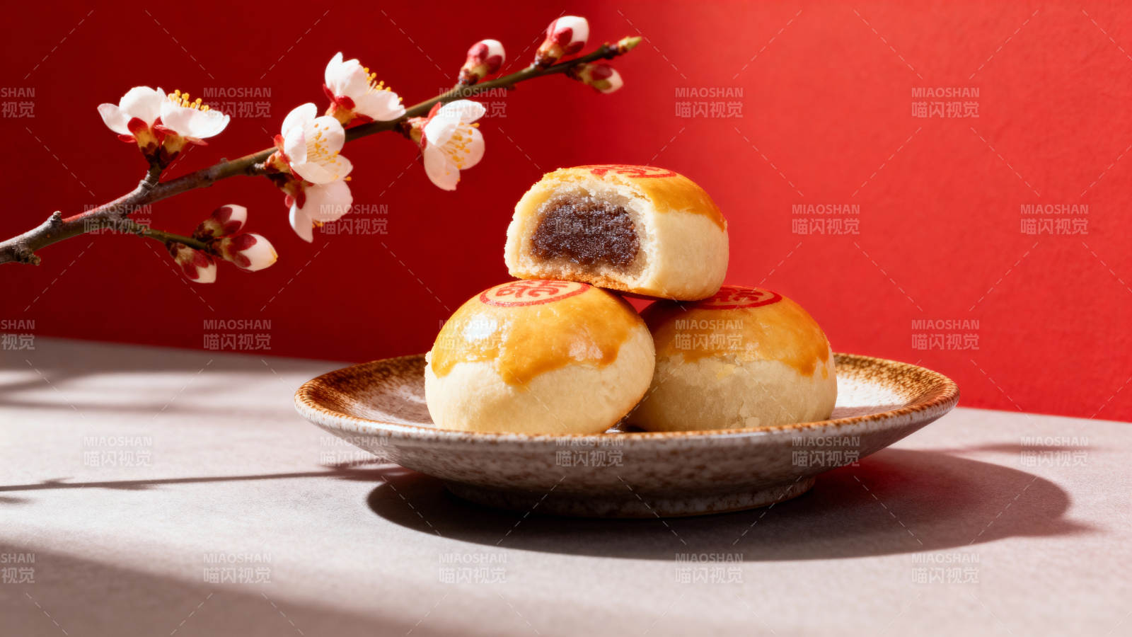 月饼与梅花枝图片