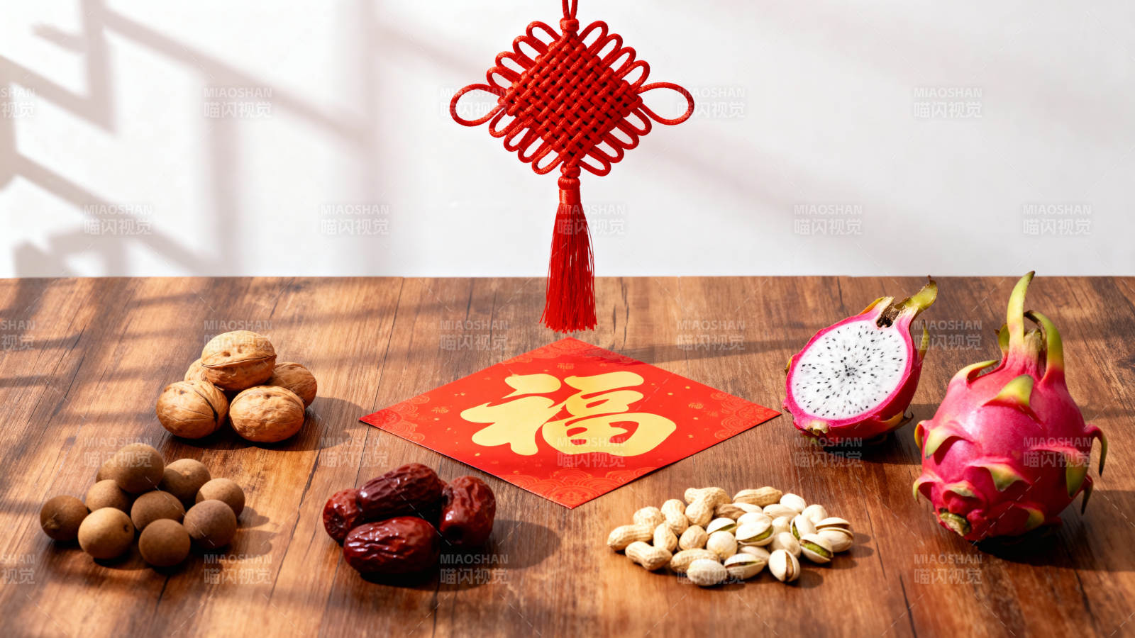 新春吉祥物摆拍图片