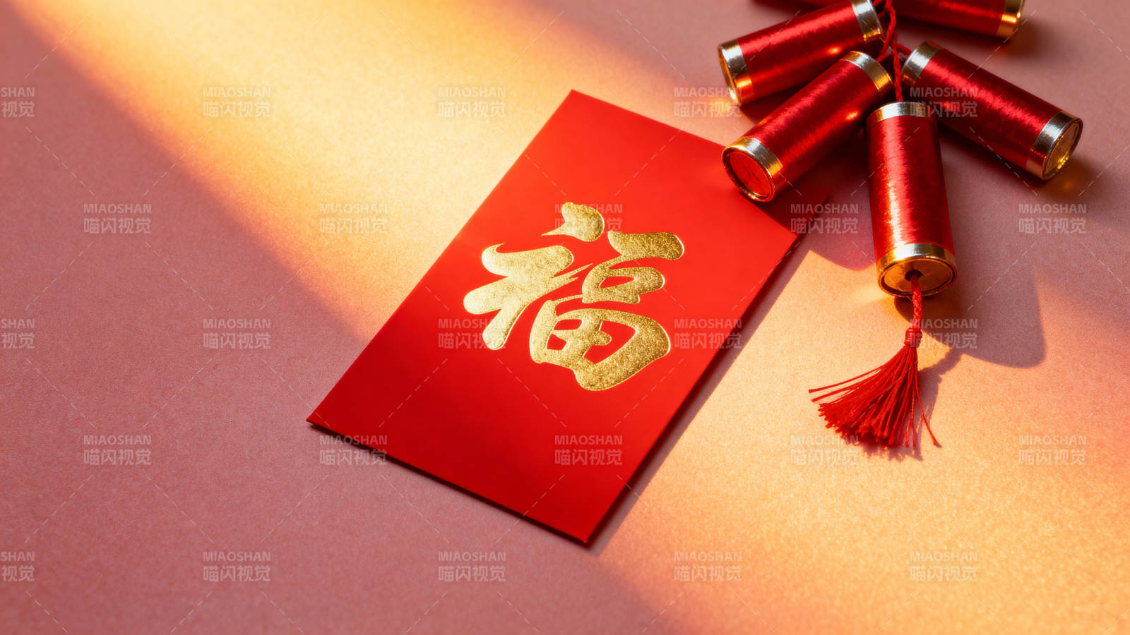 福字红包与鞭炮图片