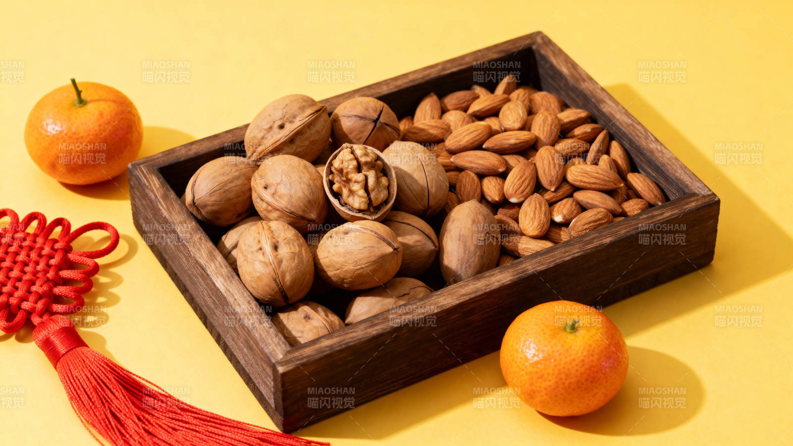 坚果与柑橘静物图片