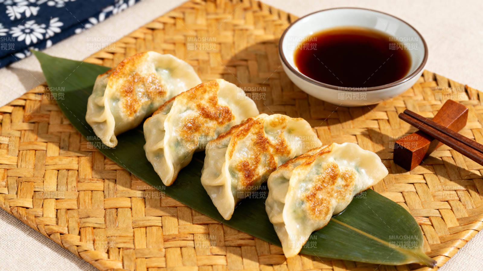 煎饺配酱油图片