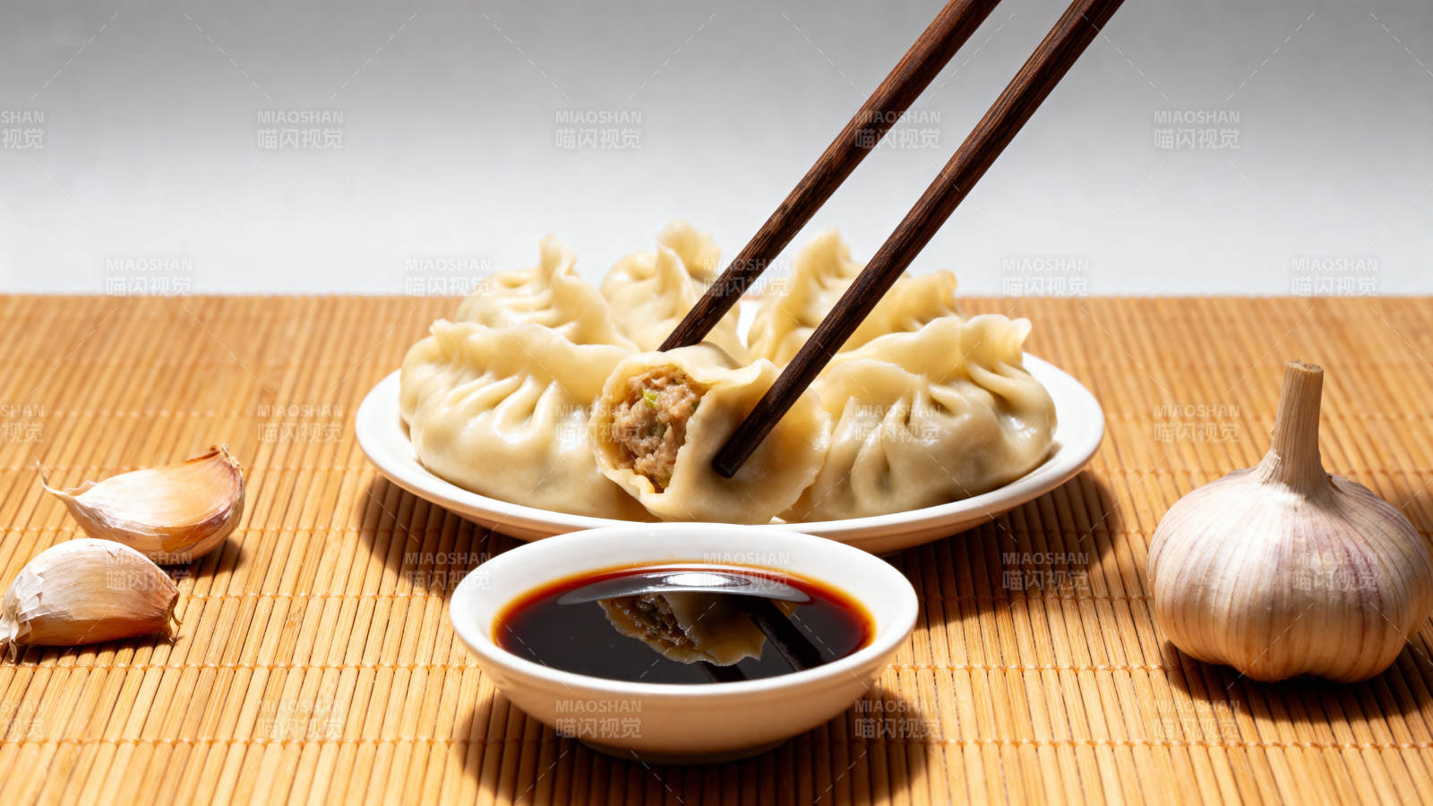 饺子配蒜醋蘸料图片