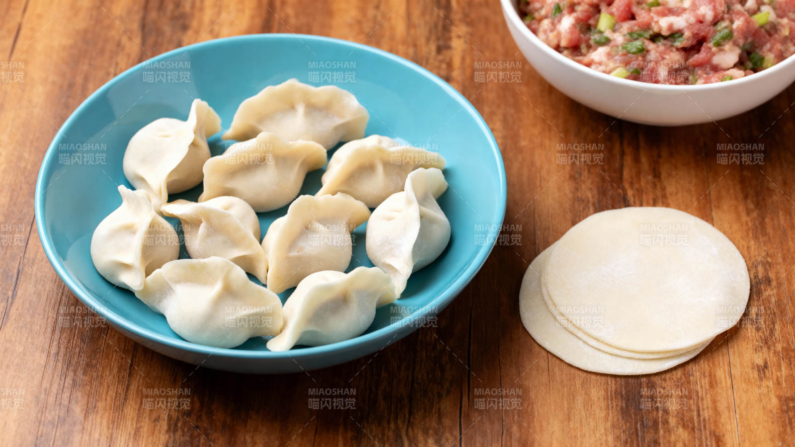 包饺子准备中图片