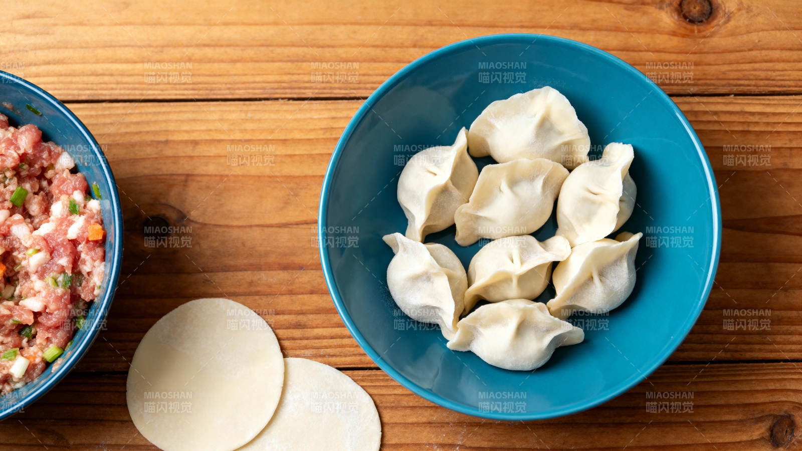 手工饺子制作中图片