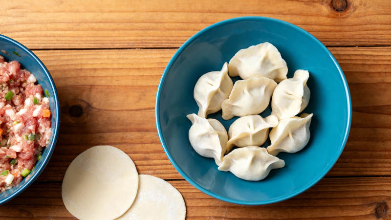 手工饺子制作中图片