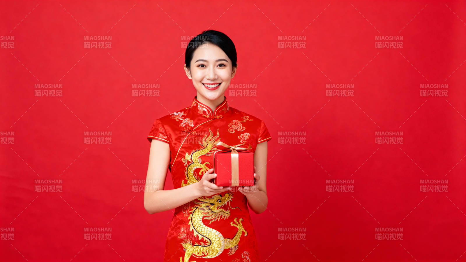 红衣女子手持礼盒图片