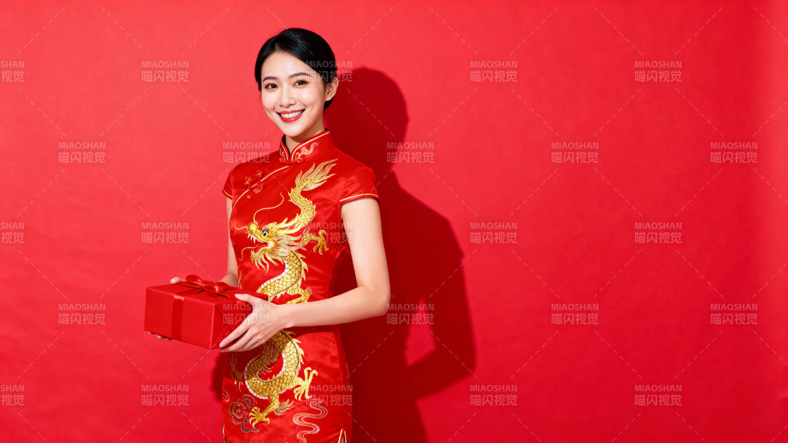 红衣女子持礼盒图片