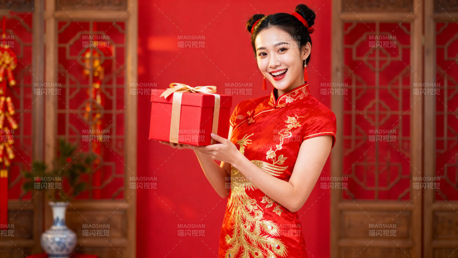 喜庆女子献礼盒图片