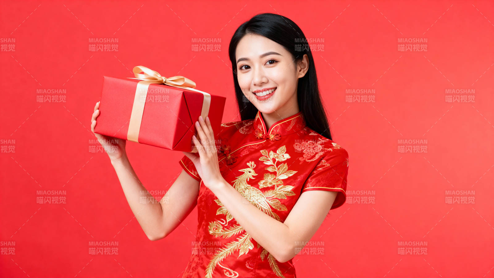 红衣女子手捧礼盒图片