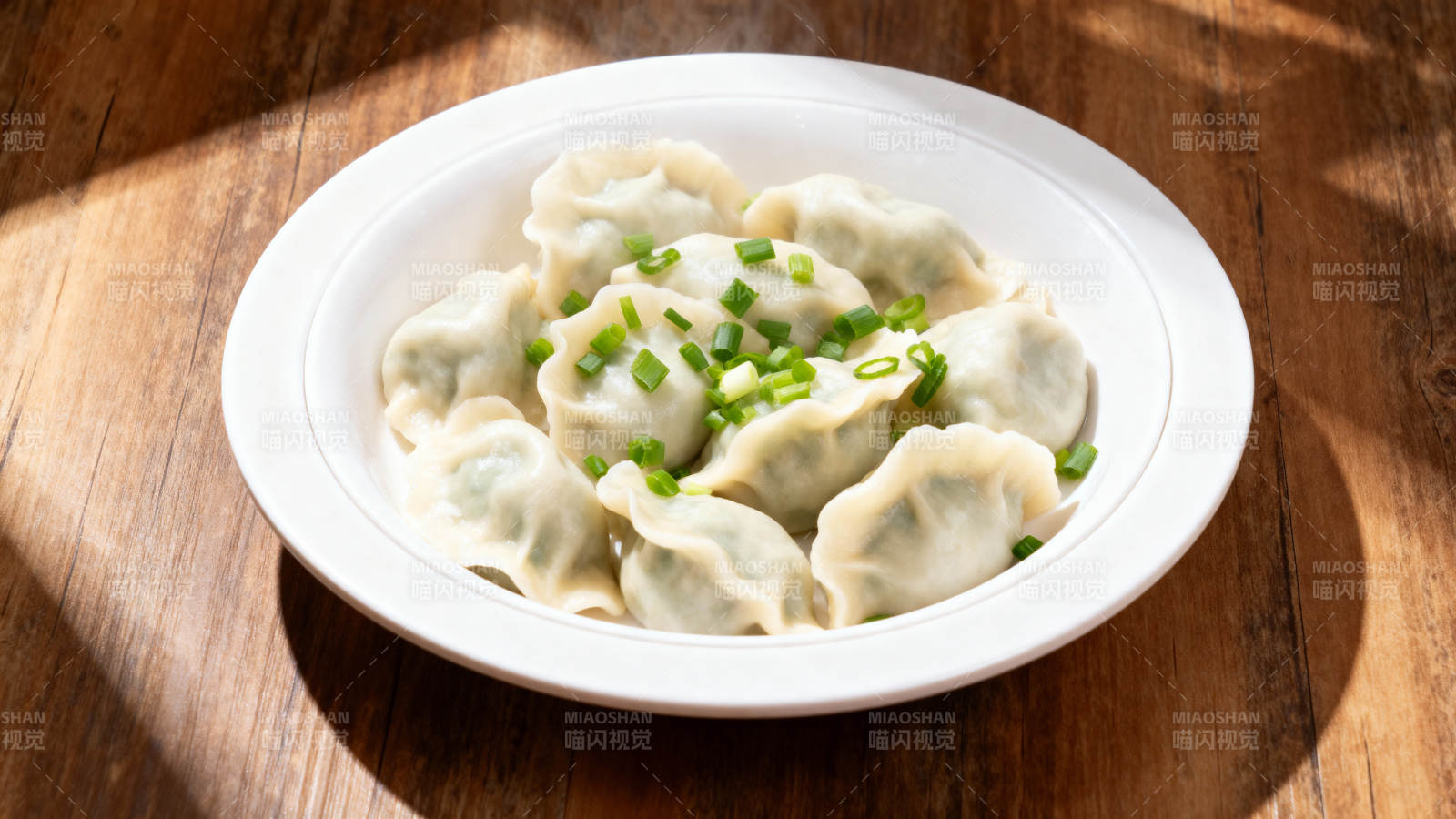 鲜美饺子配葱花图片