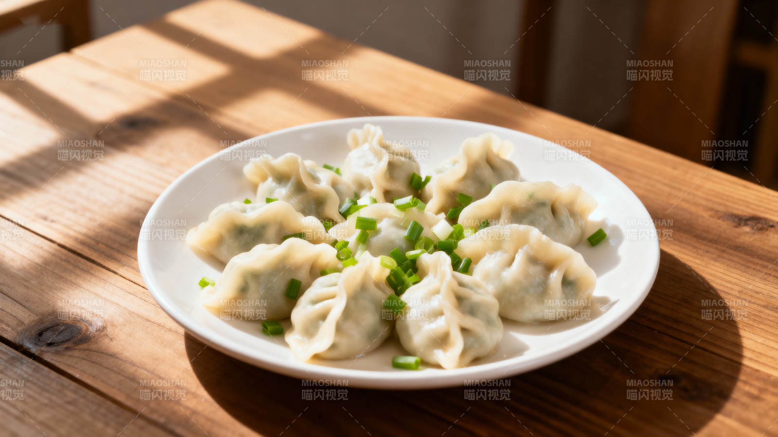 美味饺子配葱花图片