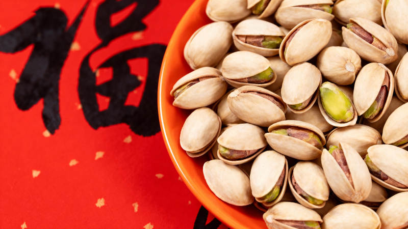 福字旁的开心果图片