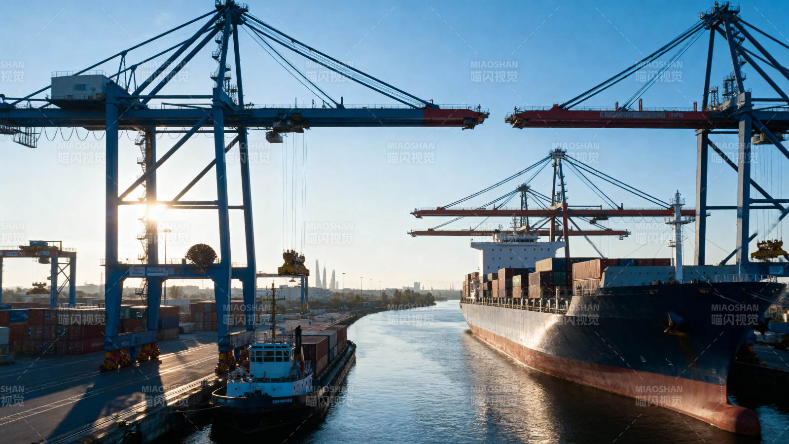 港口货轮装卸作业图片