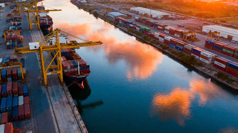 港口黄昏集装箱图片