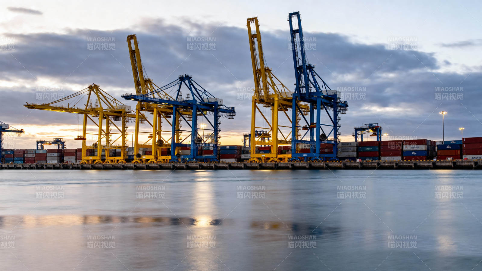 港口集装箱码头图片