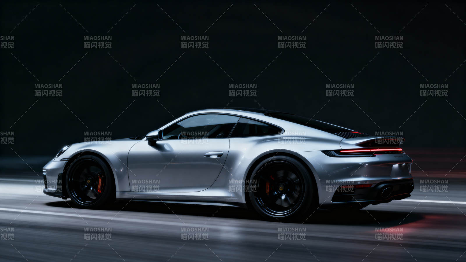 银色跑车疾驰夜路图片