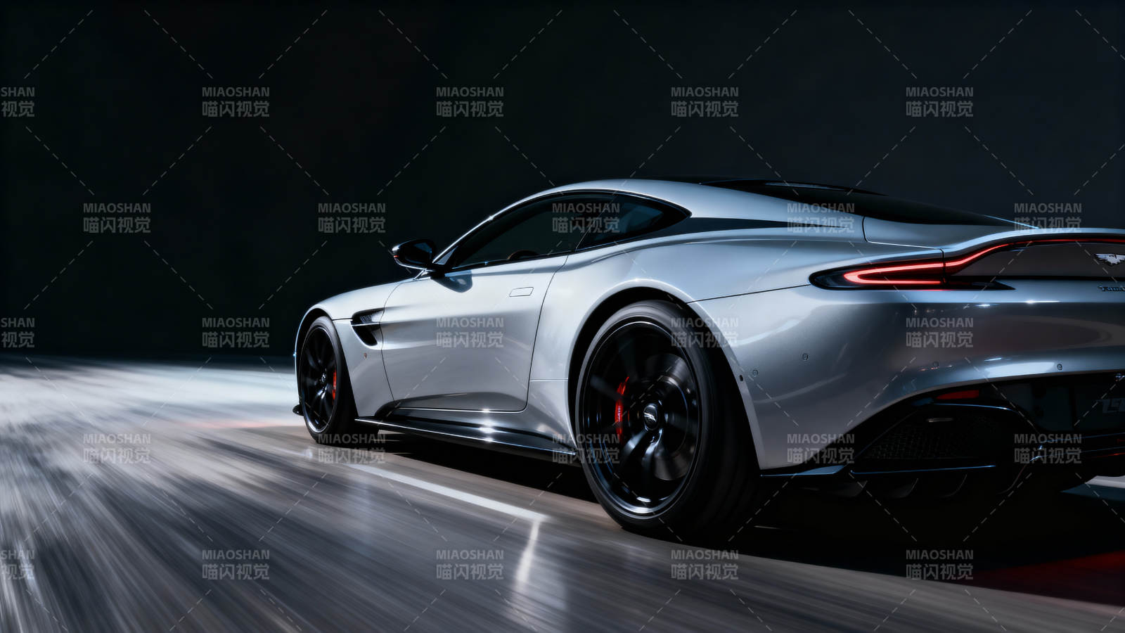 银色跑车疾驰夜路图片