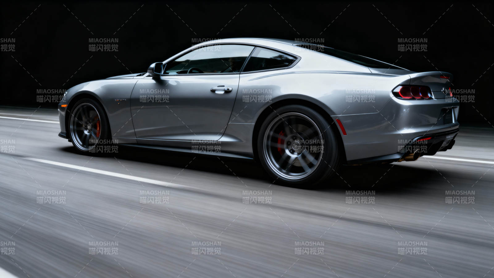 银色跑车疾驰中图片