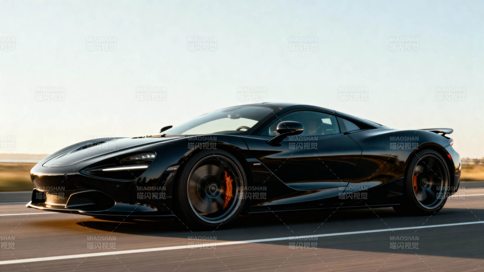 黑色超跑疾驰公路图片