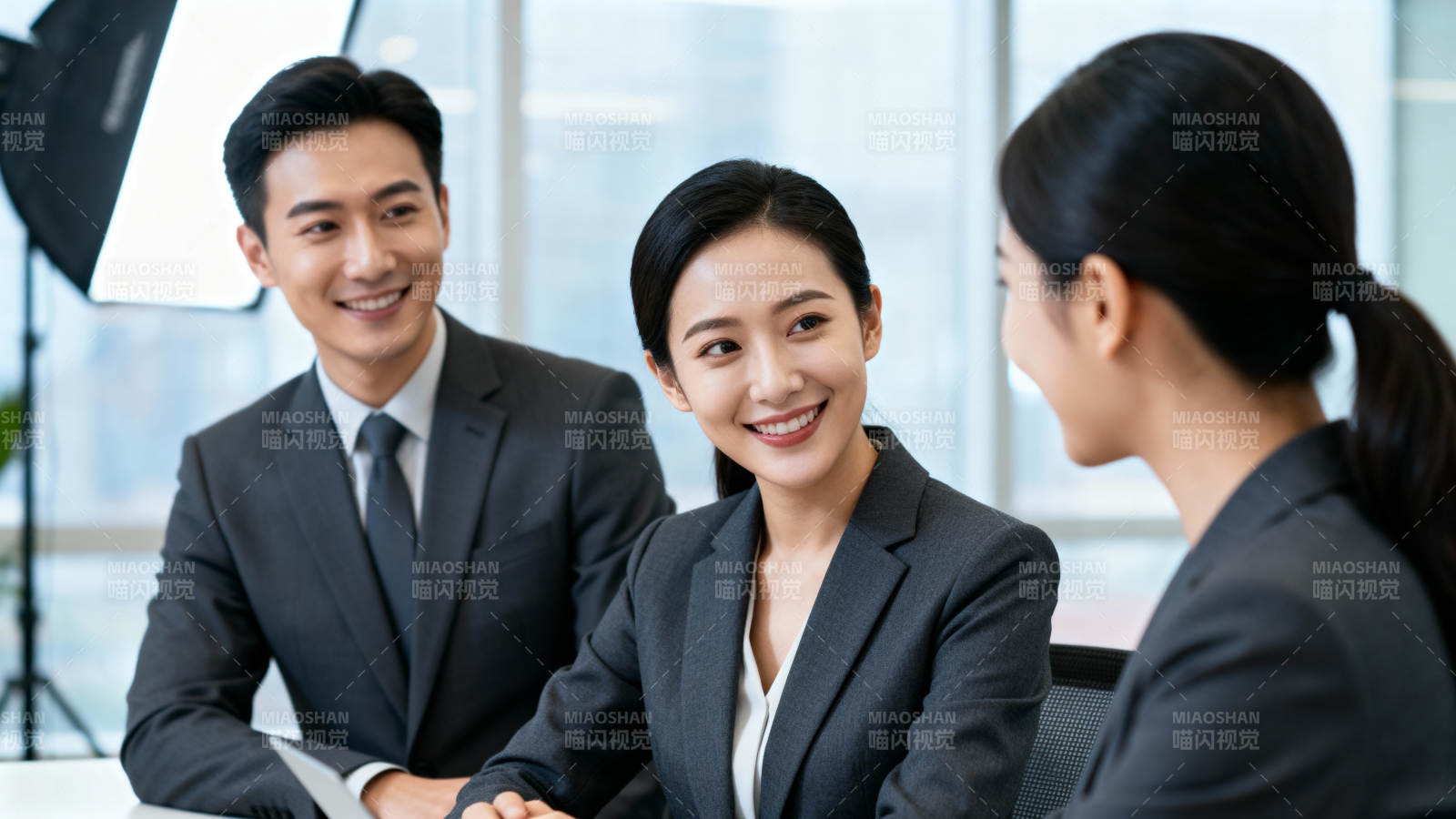 职场三人谈笑风生图片