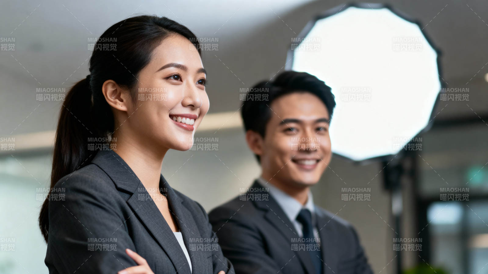 职场微笑双人照图片