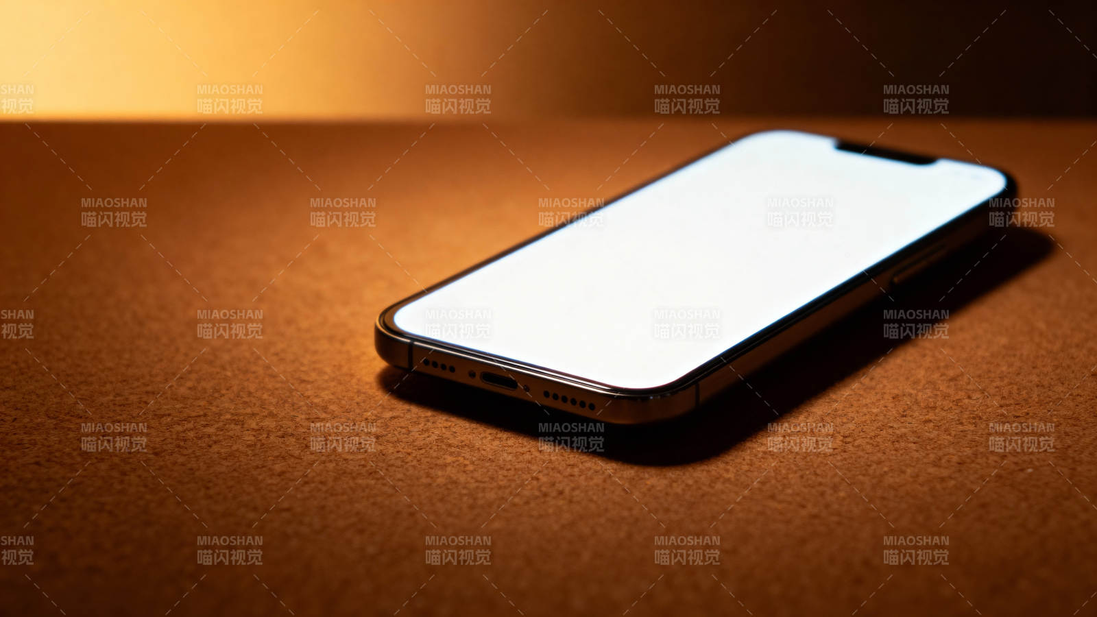 手机静置于暖光中图片