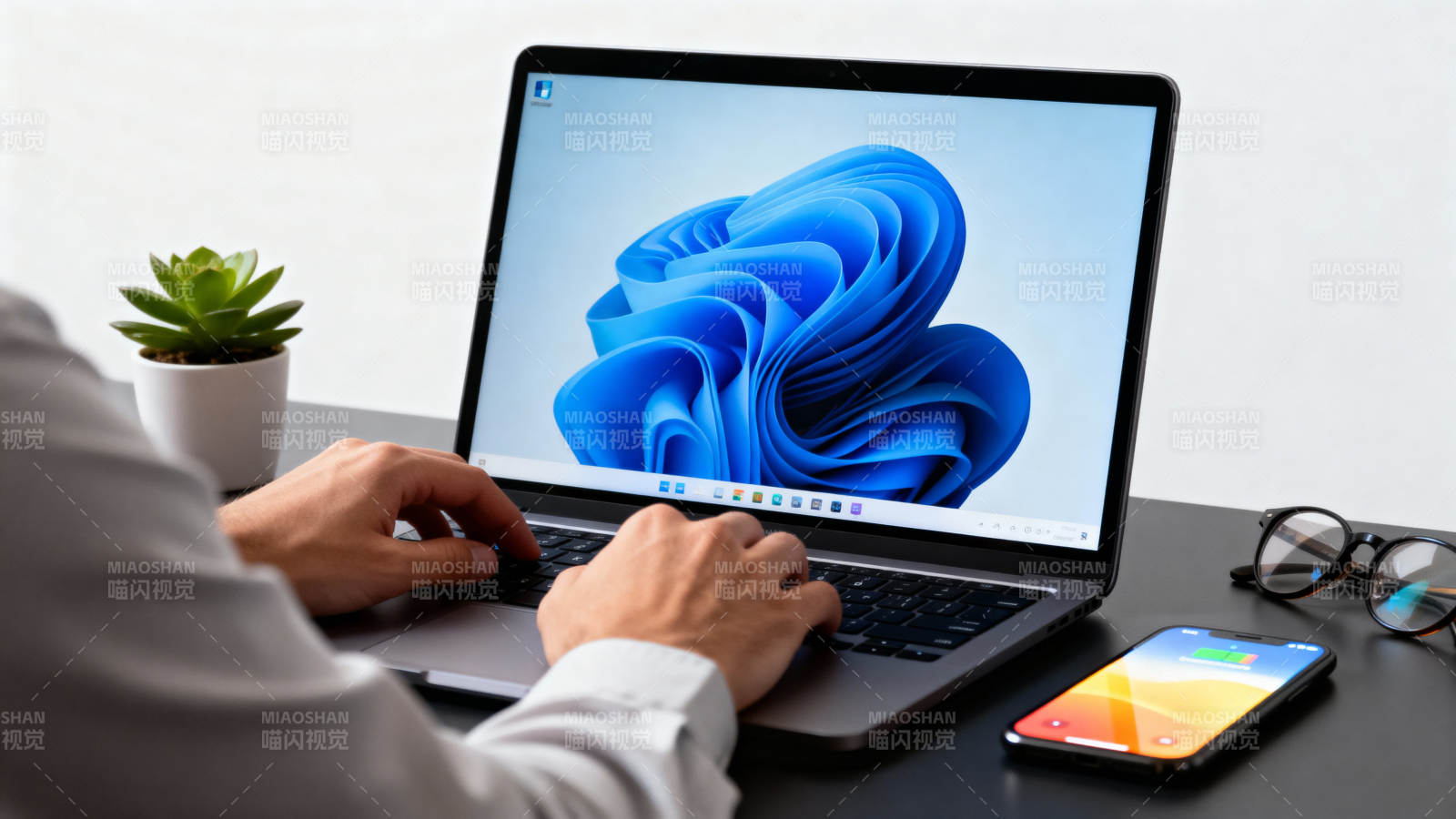 办公桌前专注工作图片