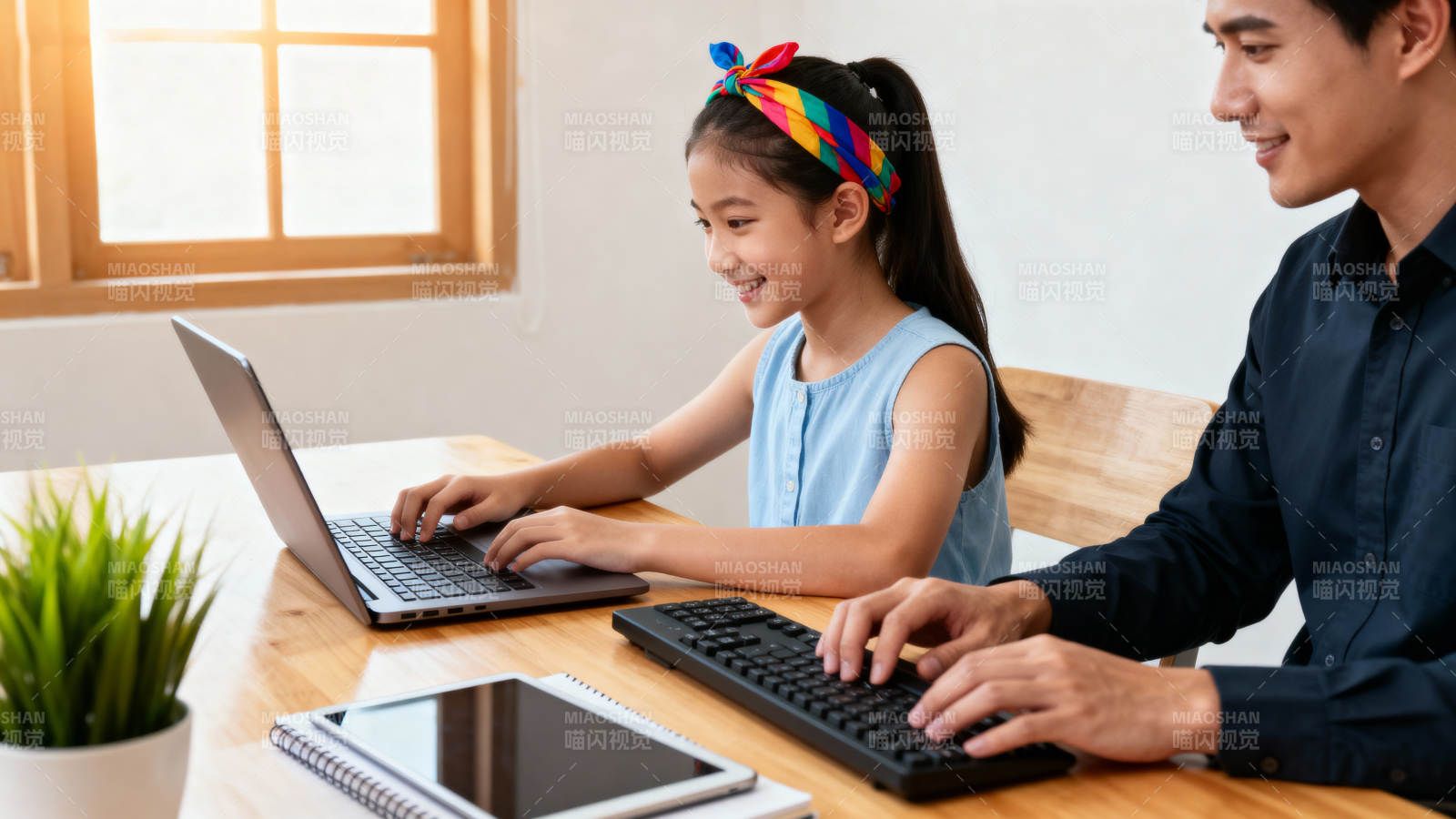 父女共学电脑课图片