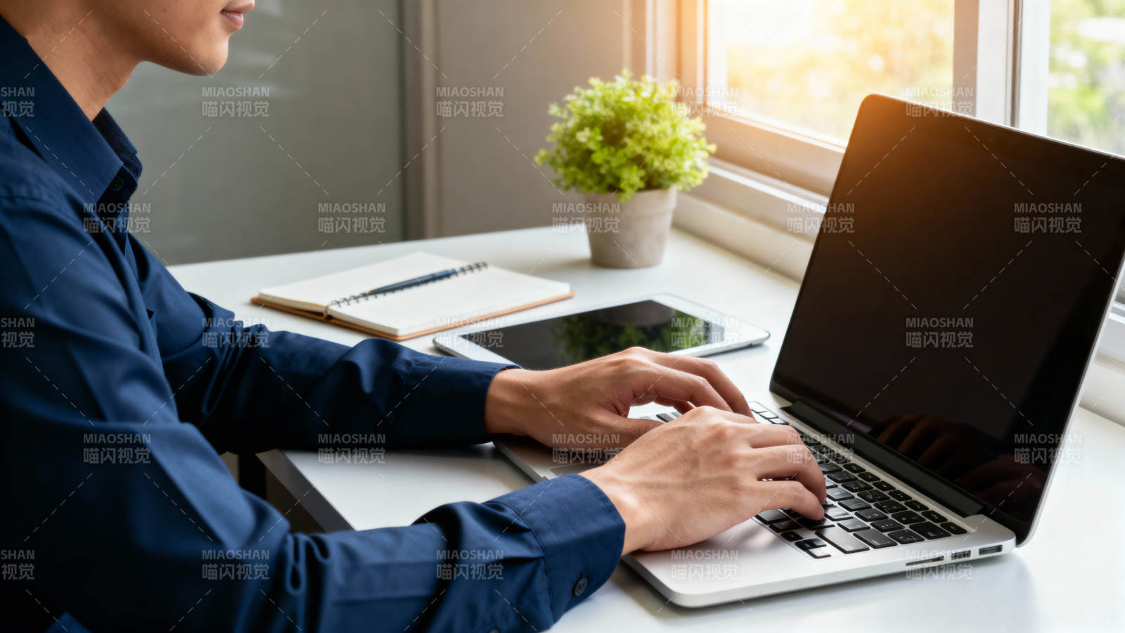 办公桌前专注工作图片