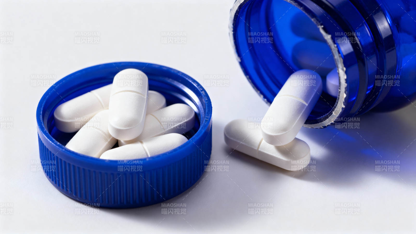 药瓶倾倒胶囊散落图片