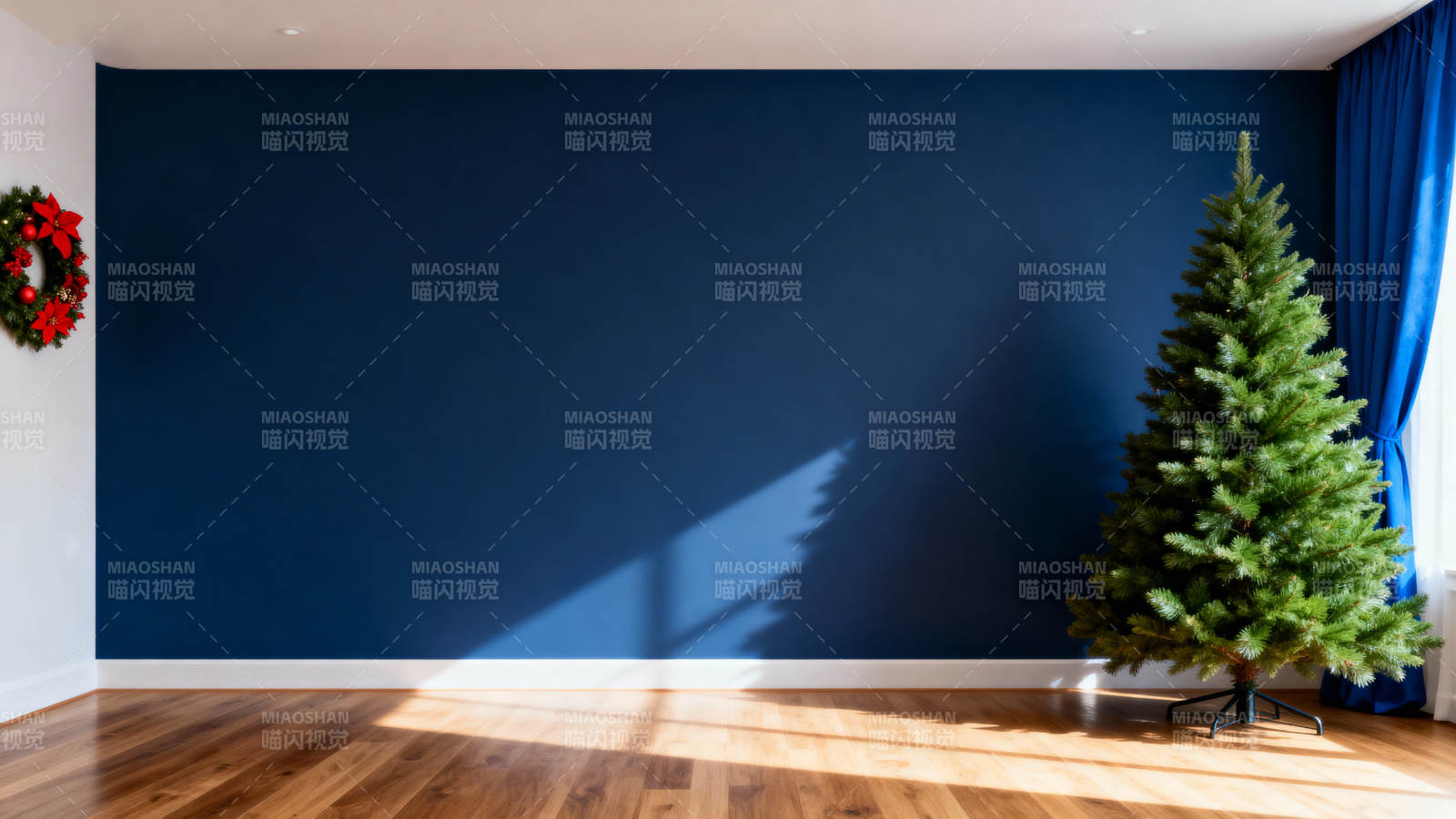 圣诞树与深蓝墙图片