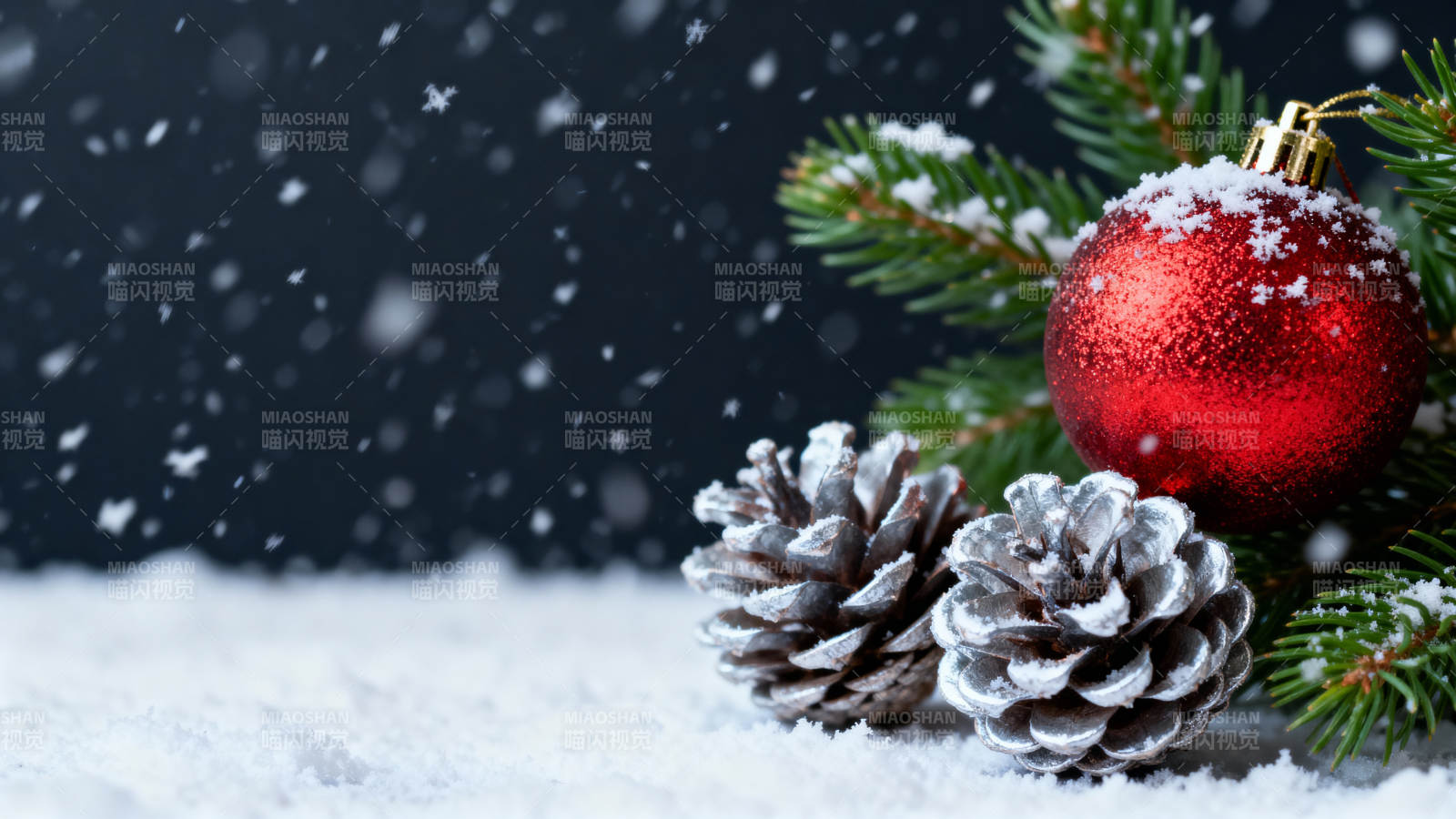 雪中圣诞装饰图片