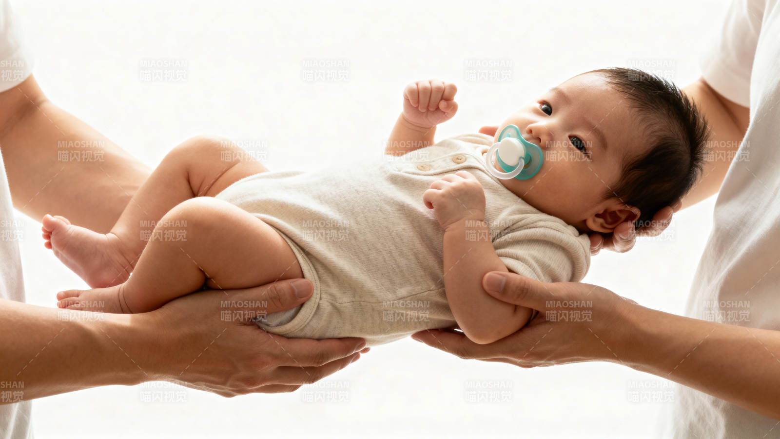 婴儿被温柔托举图片