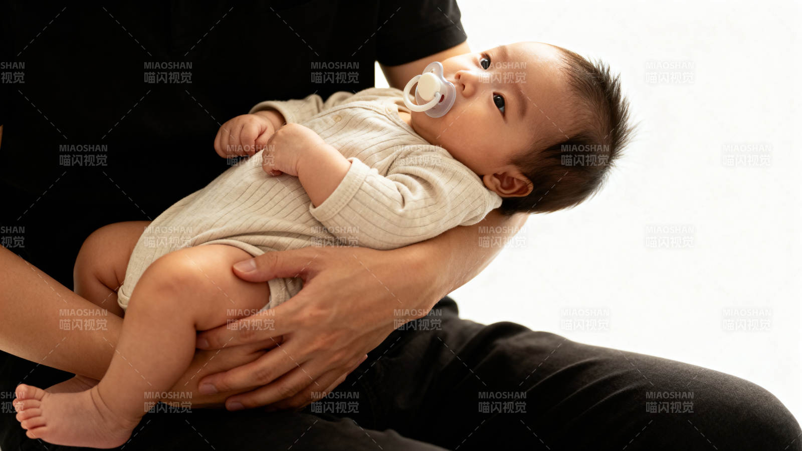 怀抱中的婴儿图片