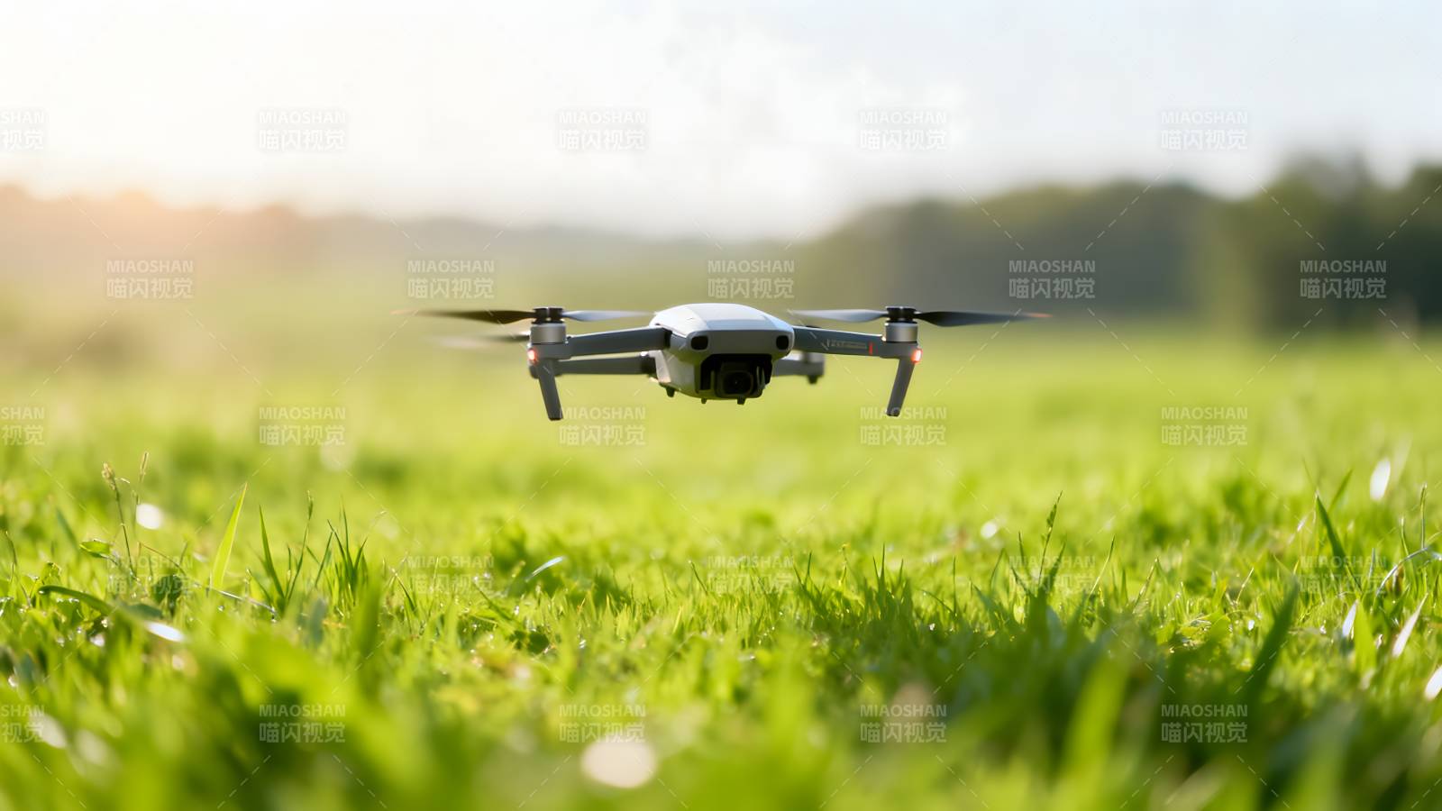 无人机飞越绿草地图片