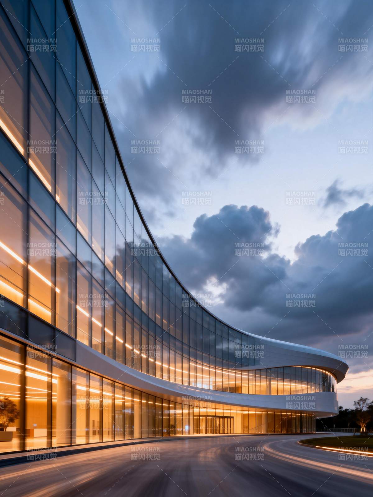 流线玻璃建筑夜景图片