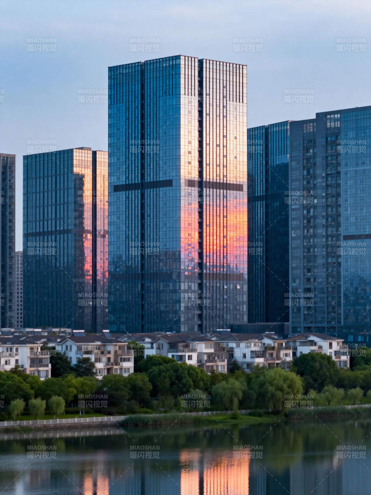 城市暮色倒影图片