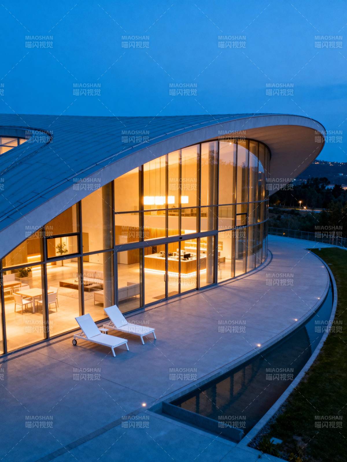 现代弧形玻璃豪宅图片