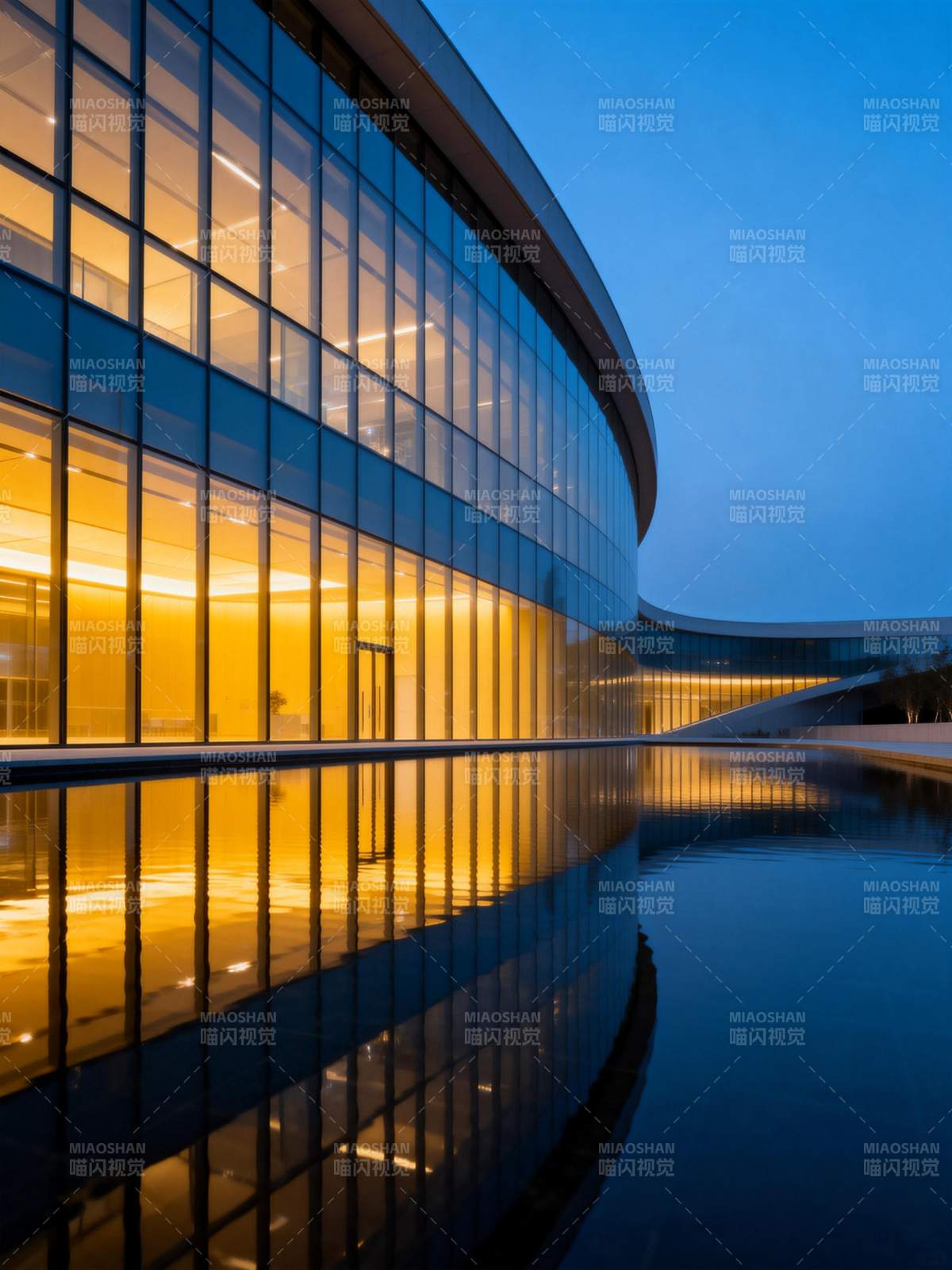 现代建筑夜景倒影图片