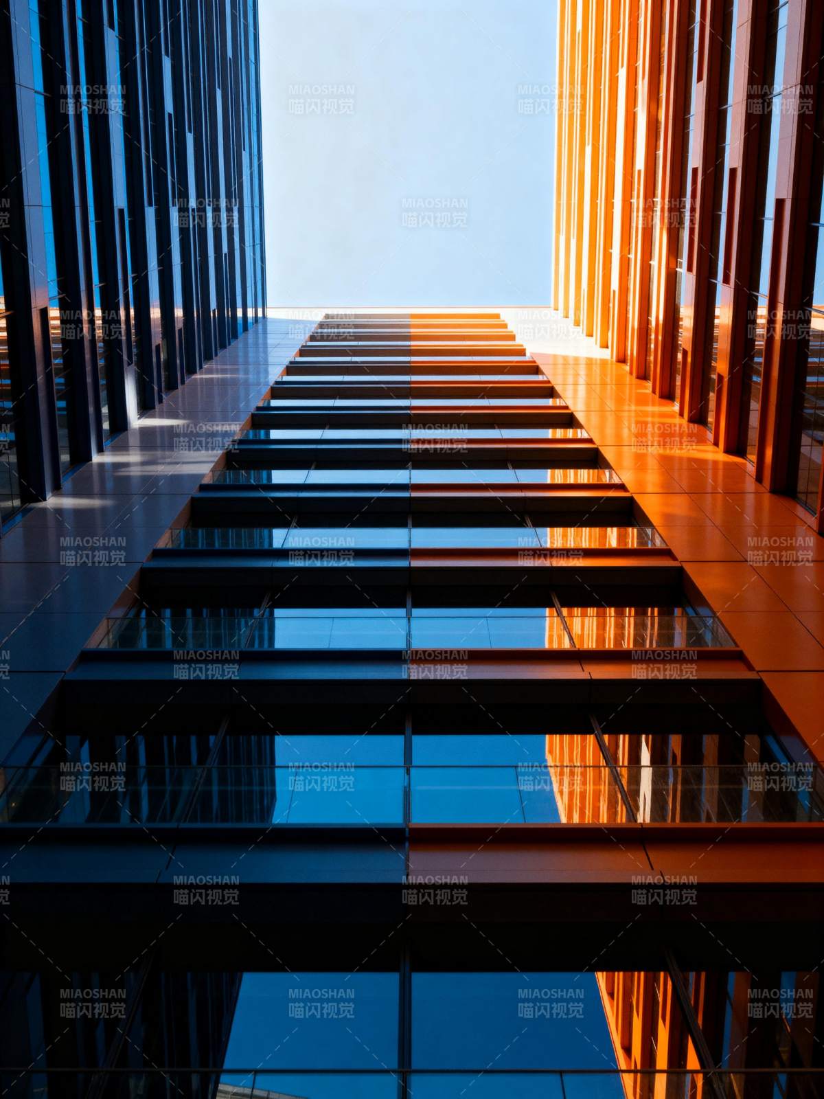 光影交错的建筑长廊图片