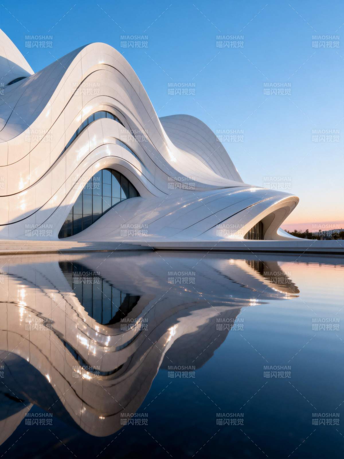 流线建筑倒影图片