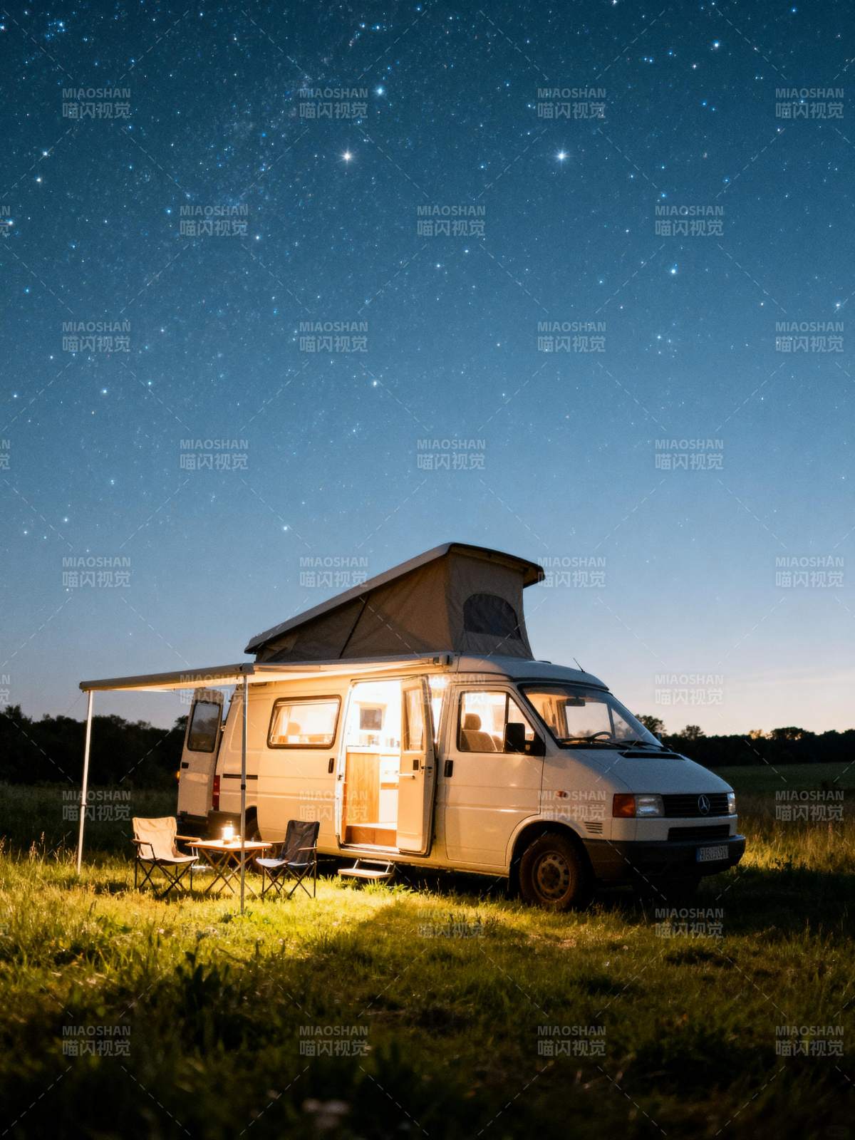 星空下的露营车图片