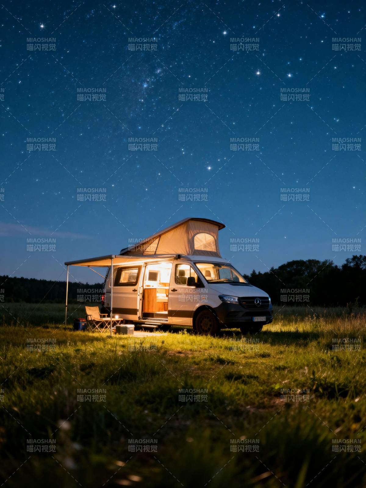 星空下的露营车图片