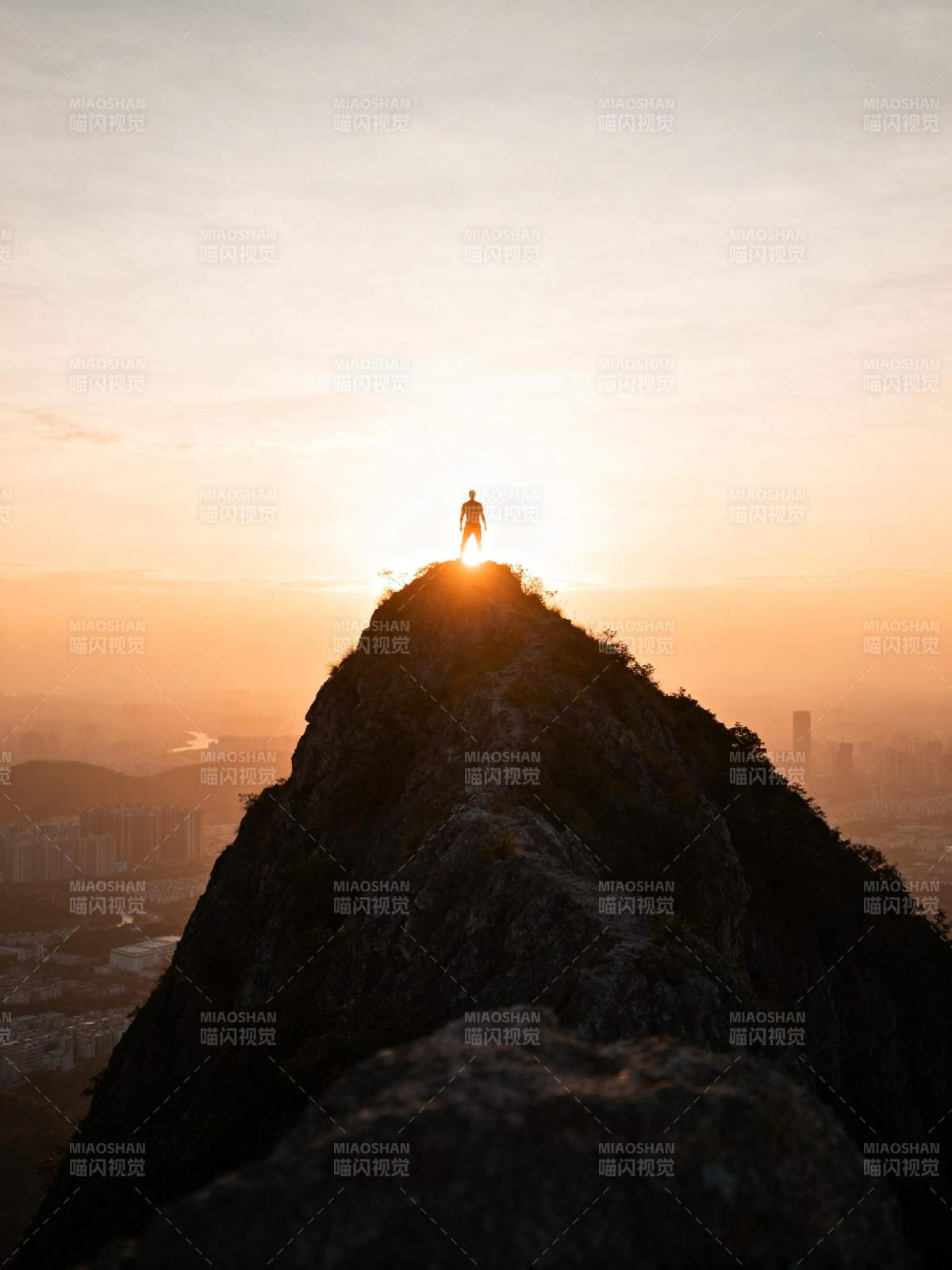 峰顶日出 一人独行图片